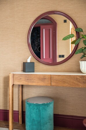 Caja de seguridad en la habitación y espacio para trabajar con laptop 