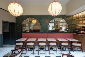 Tägliches inbegriffenes kontinentales Frühstück