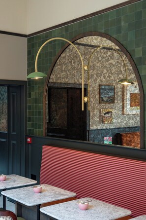 朝食 (コンチネンタル ブレックファスト)、毎日提供 (無料)