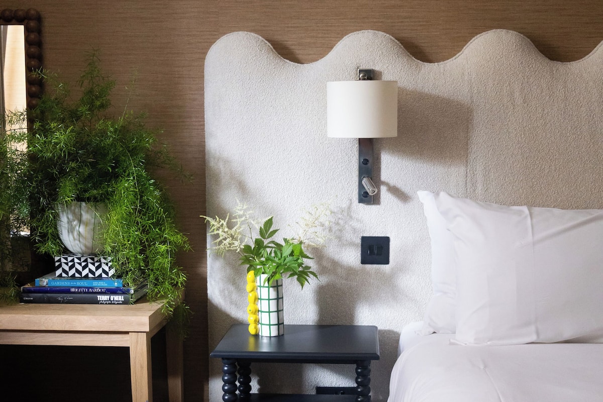 Deluxe-Doppel- oder -Zweibettzimmer | Zimmersafe, laptopgeeigneter Arbeitsplatz, Verdunkelungsvorhänge