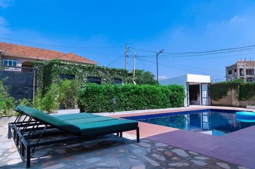 2-bedroom condo in welcoming Kampala with AC, fitness room with a swimming pool
