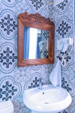 Douche, sèche-cheveux, bidet, serviettes fournies