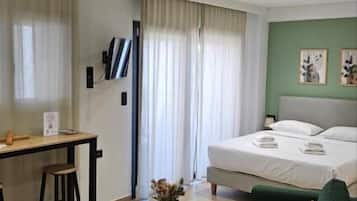 Studio, 1 Queen Bed, Balcony | Soundproofing, iron/ironing board, free WiFi, wheelchair access