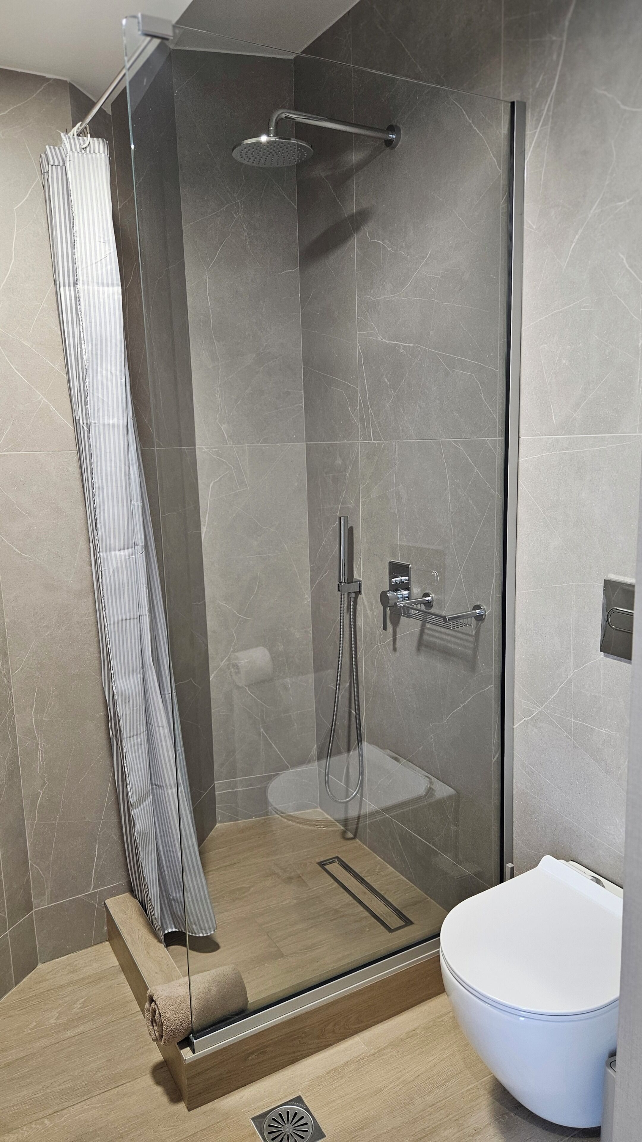 Apartment, Balcony | Bathroom | Shower, rainfall showerhead, hair dryer, towels