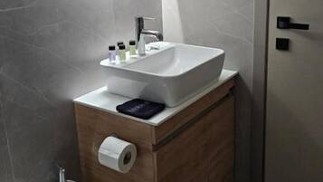 吹風機、毛巾、肥皂、洗髮精