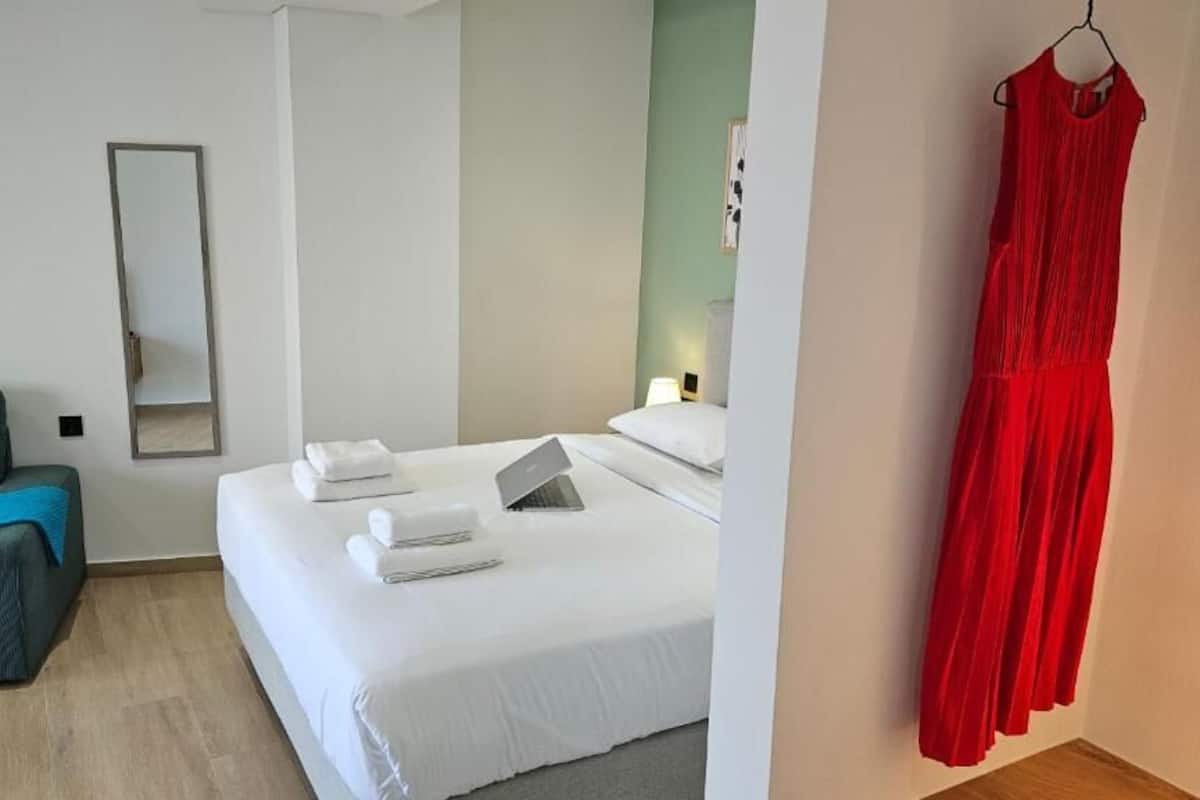 Studio, 1 giường cỡ queen và sofa giường, ban công | Phòng cách âm, bàn ủi/dụng cụ ủi quần áo