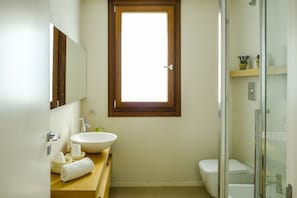 Dusche, Haartrockner, Bidet