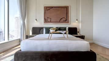 Caja de seguridad en la habitación y tabla de planchar con plancha