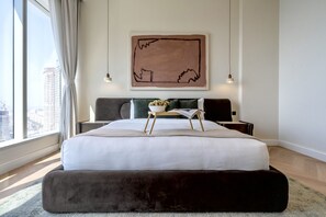 Caja de seguridad en la habitación y tabla de planchar con plancha