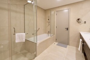 Regadera, secadora de cabello, bidet, toallas