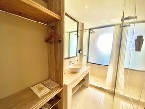 Junior Room | Bathroom | Shower, free toiletries, slippers, towels - Horison Kuta Bali (Kuta)