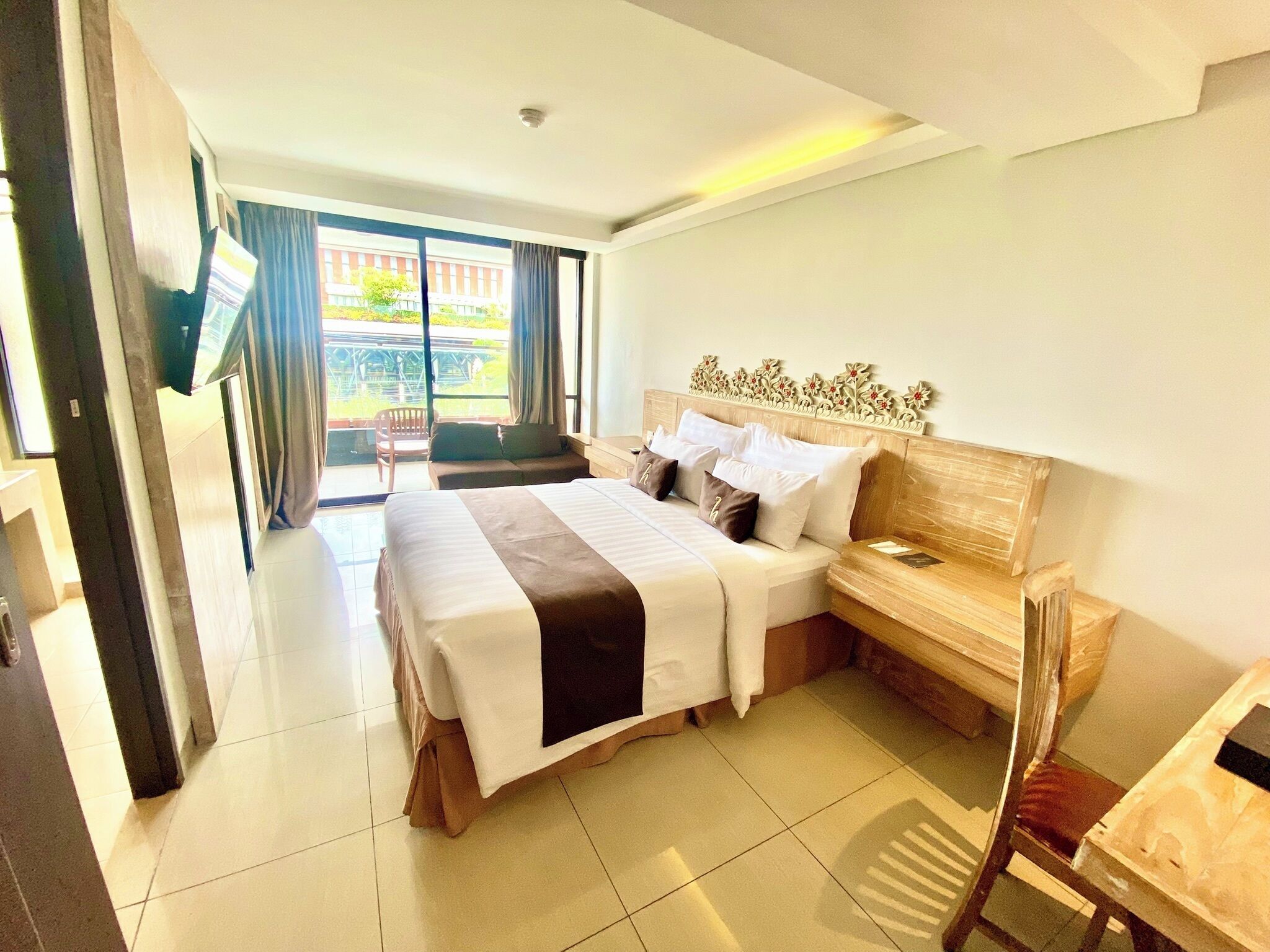 Junior Room | In-room safe, desk, laptop workspace, soundproofing