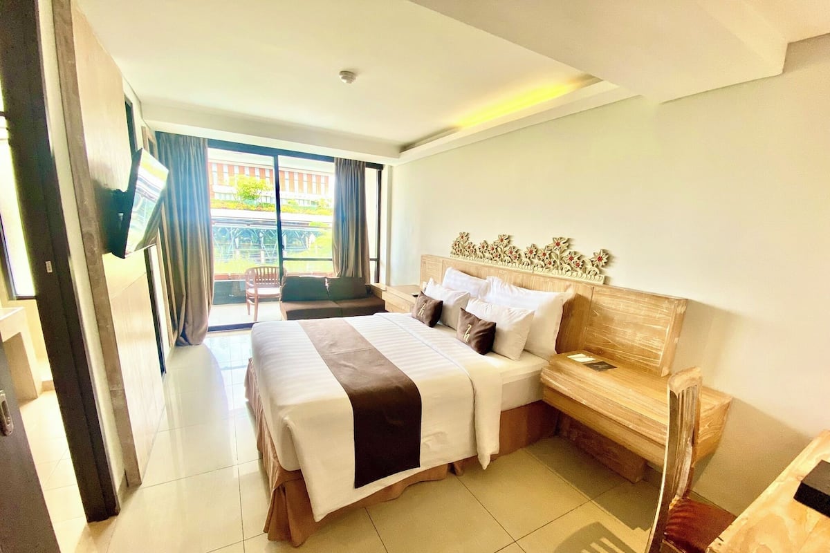 Junior Room | In-room safe, desk, laptop workspace, soundproofing