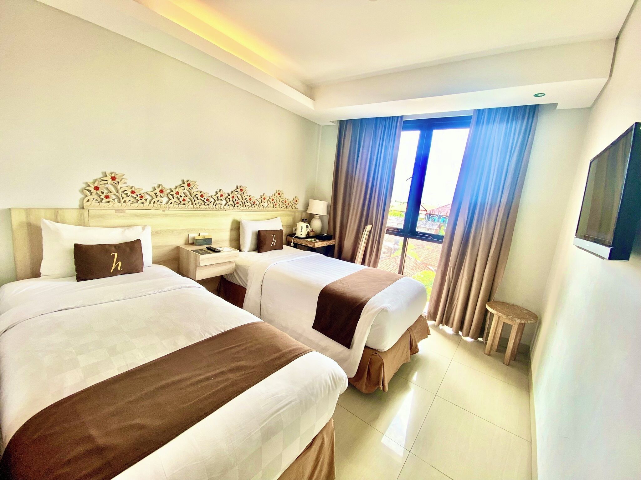 Deluxe Twin Room | In-room safe, desk, laptop workspace, soundproofing