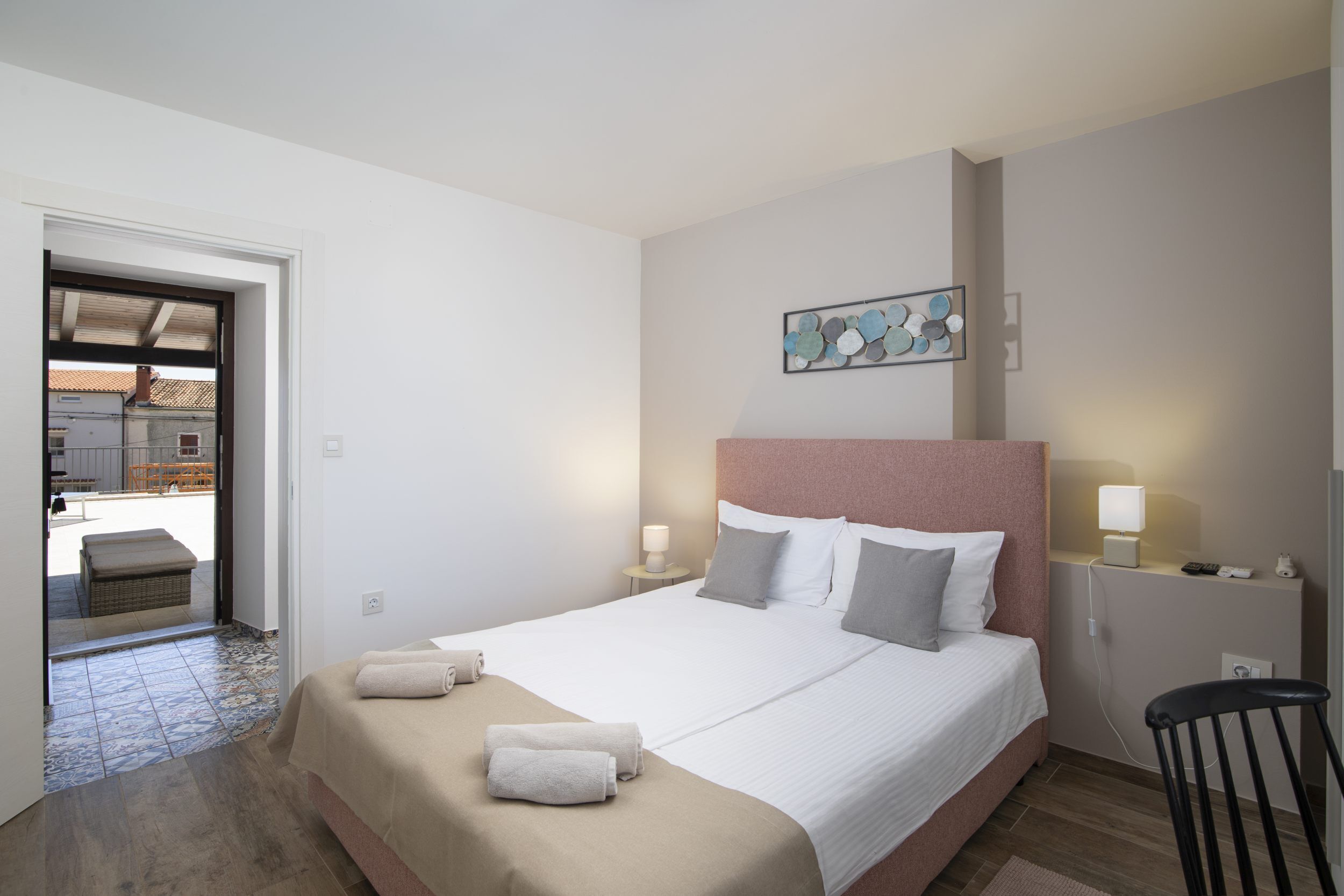 6 Schlafzimmer, Schreibtisch, Bügeleisen/Bügelbrett, Reisekinderbett