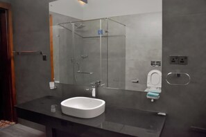 Vila Deluks, patio, pemandangan danau | Kamar mandi | Shower, handuk, sabun, dan sampo