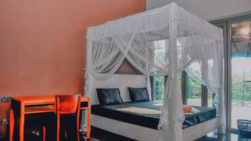 Escritorio y espacio para trabajar con laptop