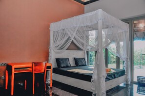 Villa Deluxe, patio, vista al lago | Escritorio y espacio para trabajar con laptop