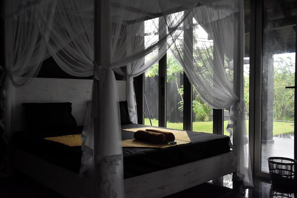 Villa Deluxe, patio, vista al lago | Escritorio y espacio para trabajar con laptop