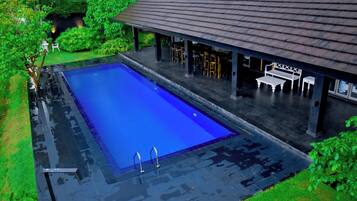 Una piscina al aire libre