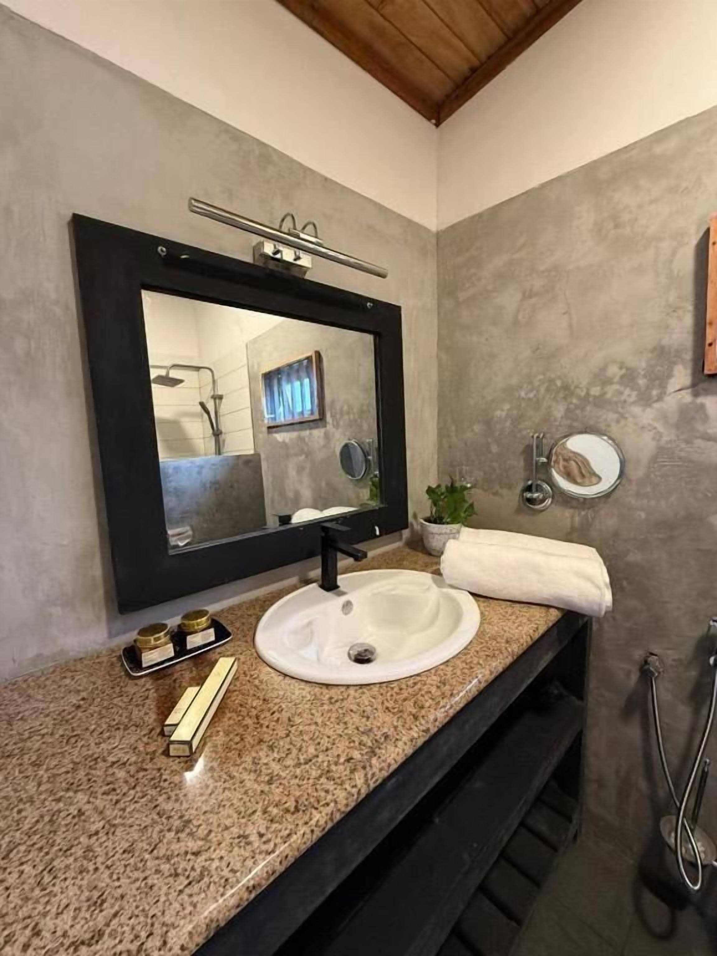 Room, 1 Queen Bed | Bathroom
