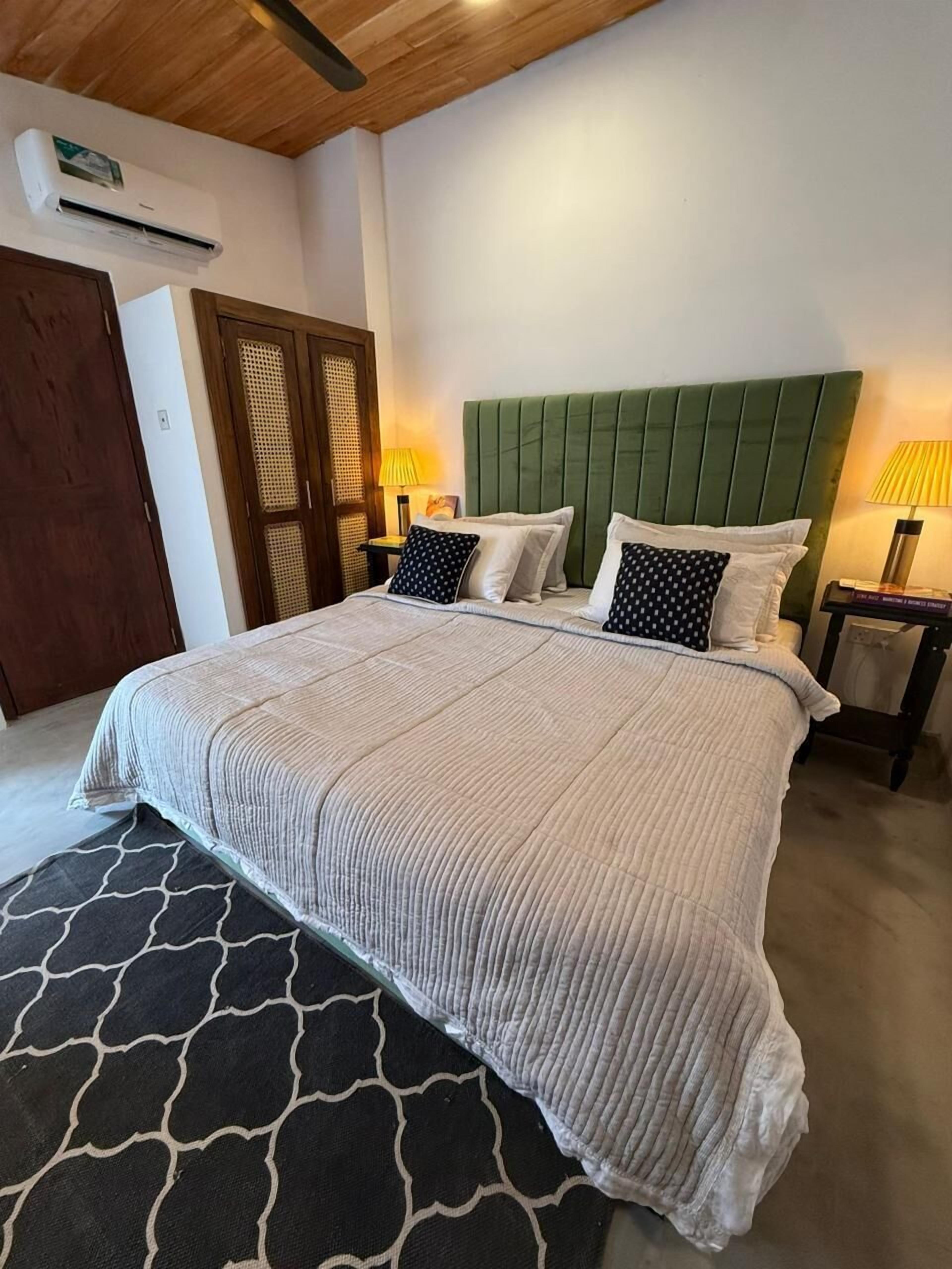 Room, 1 Queen Bed | Free WiFi, bed sheets