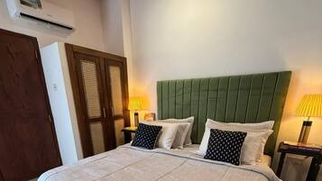 Room, 1 Queen Bed | Free WiFi