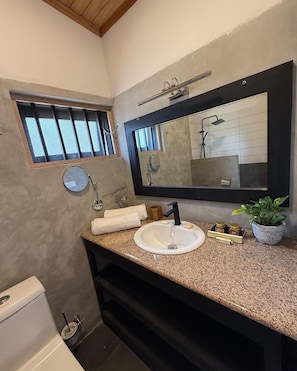 Kamar Double Comfort | Kamar mandi | Shower dan handuk