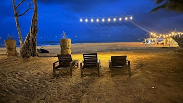 Playa privada, cabañas de uso gratuito y sombrillas