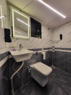 Een douche, een haardroger, handdoeken, zeep