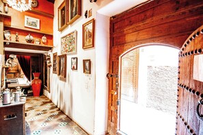 المنشأة من الداخل