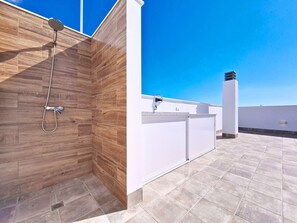 A modern bathroom with a shower, a sink, and a toilet. - Villa with private pool and roof terrace (San Javier)