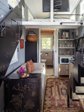 Een strijkplank/strijkijzer, wifi, beddengoed