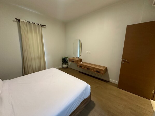 مكتب ومكواة/لوح كي وواي فاي مجانًا