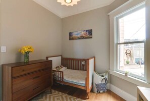 Tabla de planchar con plancha, internet y ropa de cama 