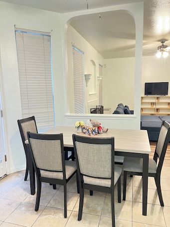 お食事. 3-bedroom house in fabulous Helotes with AC