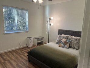 Een strijkplank/strijkijzer, wifi, beddengoed