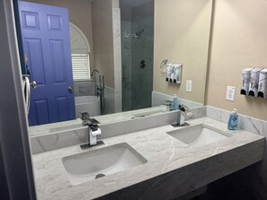 Hårtork, handdukar, tvål och toalettpapper