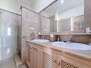 Shower, hair dryer, towels - Stylish 4-Bedroom Villa with Private Pool, Resort & Mountain Views + Games Room (Murcia)