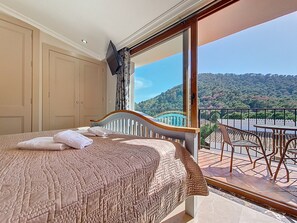 4 bedrooms, iron/ironing board, free WiFi, bed sheets - Stylish 4-Bedroom Villa with Private Pool, Resort & Mountain Views + Games Room (Murcia)
