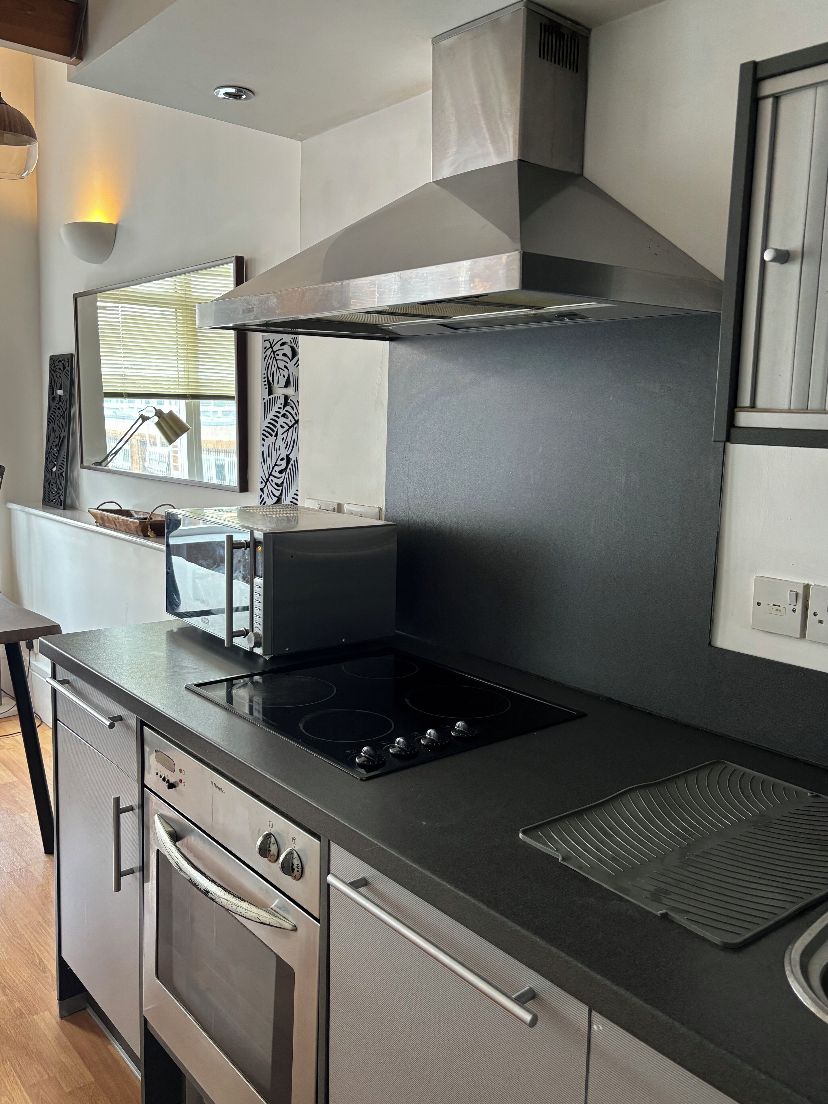 Mikrowelle, Ofen, Herdplatte, Geschirrspüler