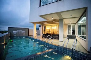 Bar en milieu de piscine