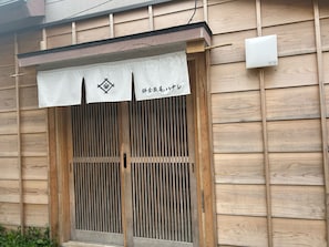 المنشأة من الخارج