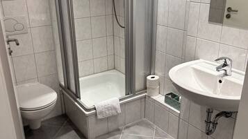 Chambre Triple Confort, vue cour intérieure | Salle de bain | Douche à « effet pluie », savon, shampoing, papier toilette