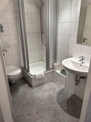 컴포트 트리플룸, 마당 전망 | 욕실 | 레인폴 샤워기, 비누, 샴푸, 화장지