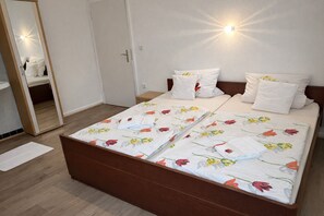 Economy kamer, 1 twee- of 2 eenpersoonsbedden, 1 slaapkamer, niet-roken | Hypoallergeen beddengoed, een bureau, geluiddichte muren, wifi