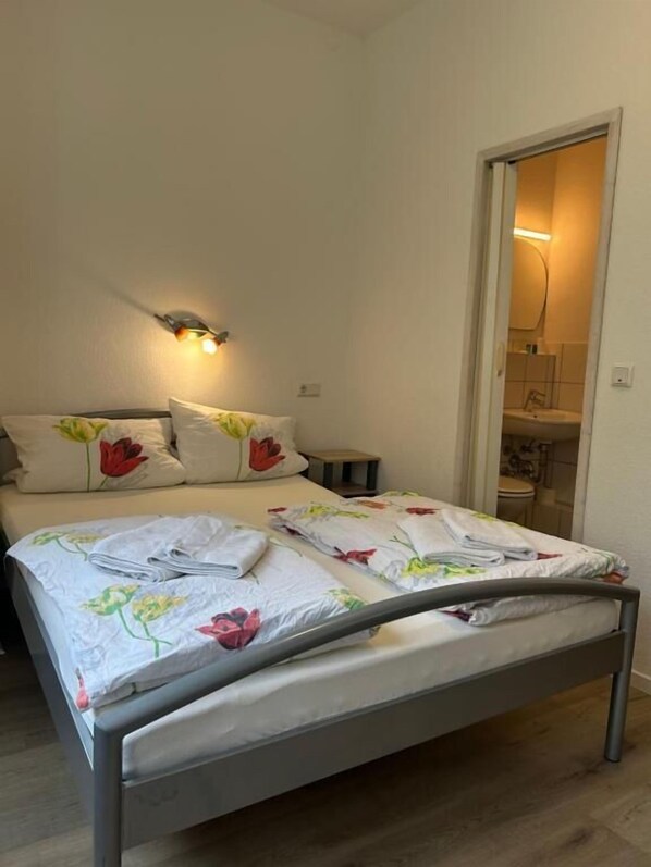 베이직 더블룸, 시내 전망 | 책상, 방음 설비, 무료 WiFi, 침대 시트