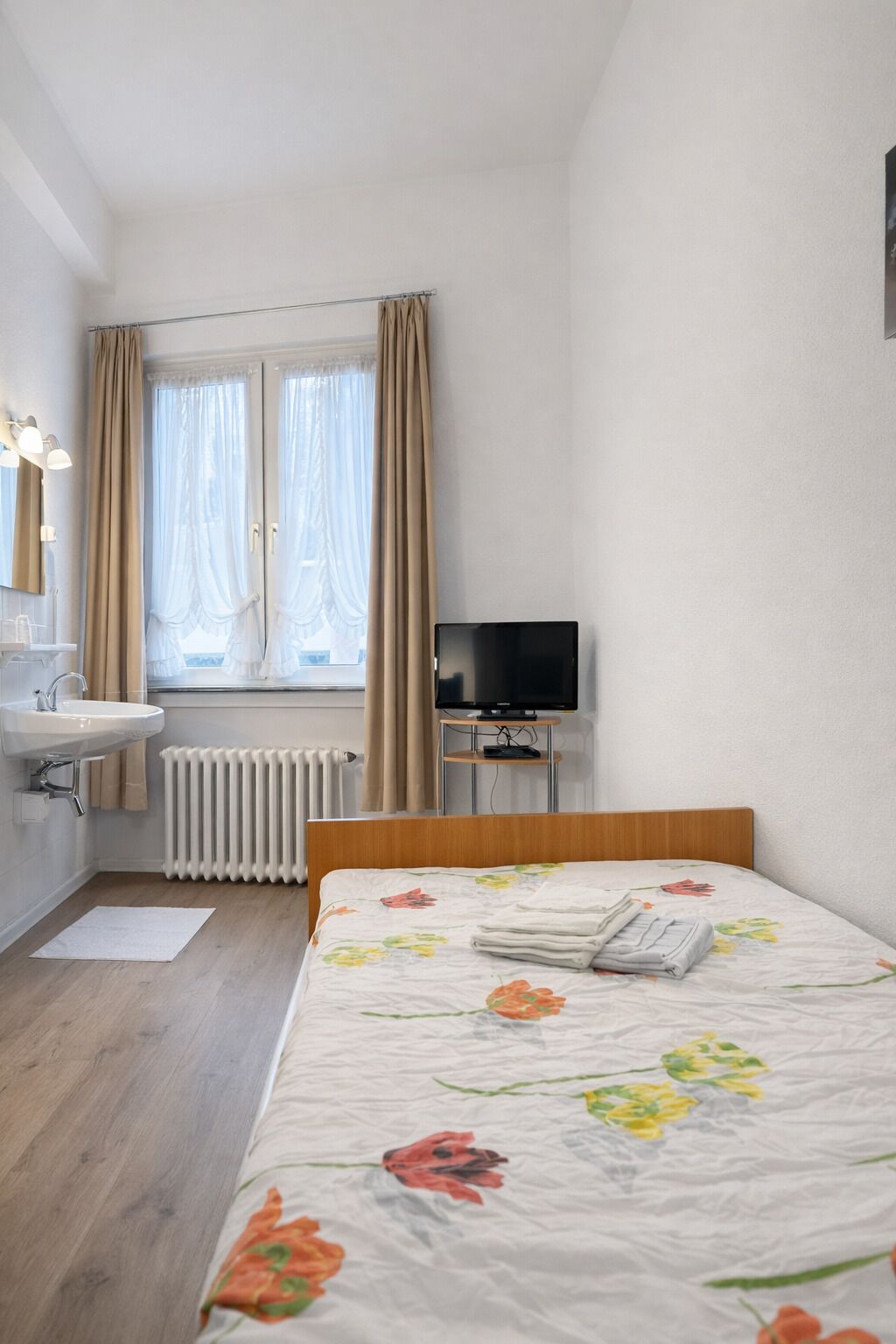 Basic-Einzelzimmer | Allergikerbettwaren, Schreibtisch, schallisolierte Zimmer, WLAN