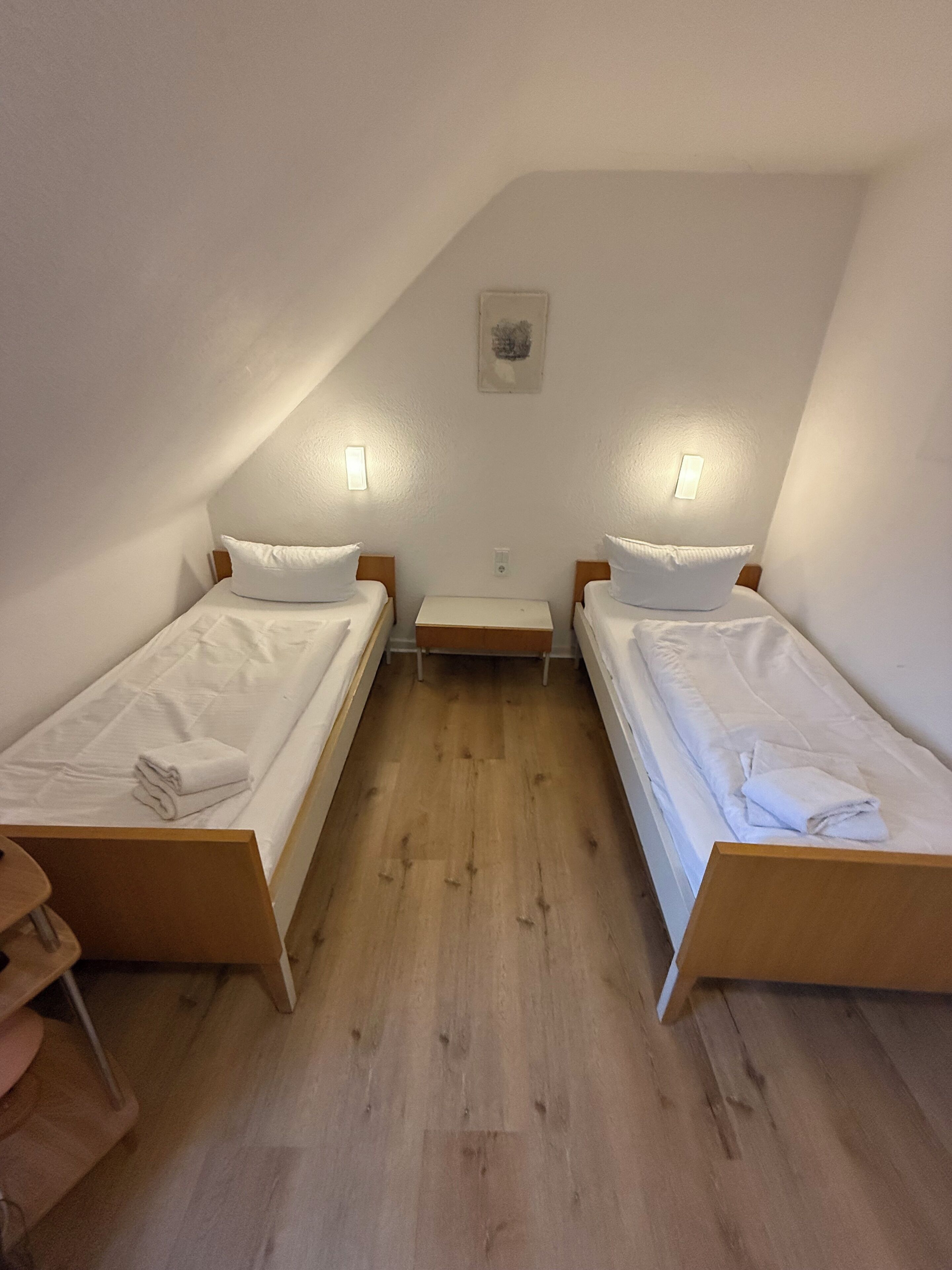Economy Double or Twin Room, 1 Bedroom, Non Smoking | Hypo-allergenic bedding, desk, soundproofing, WiFi
