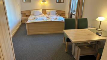 Comfort-Dreibettzimmer, Blick auf den Innenhof | Wohnbereich